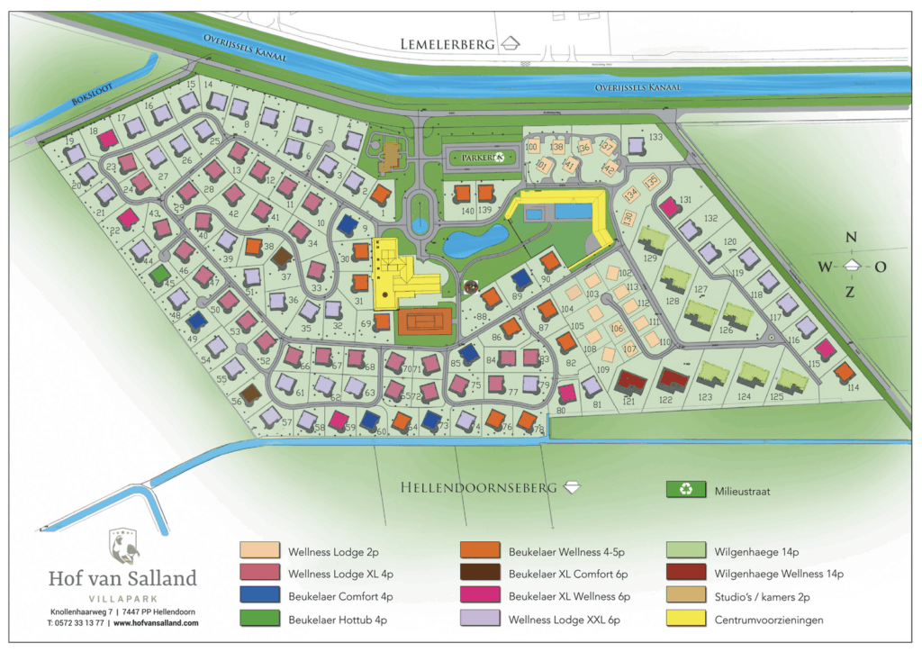 Overzicht Hof van Salland Villapark met gekleurde lodges, centrale voorzieningen, wegen, groen en waterpartijen.