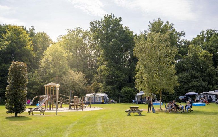Kampeerveld met speeltoestel op de Helfterkamp