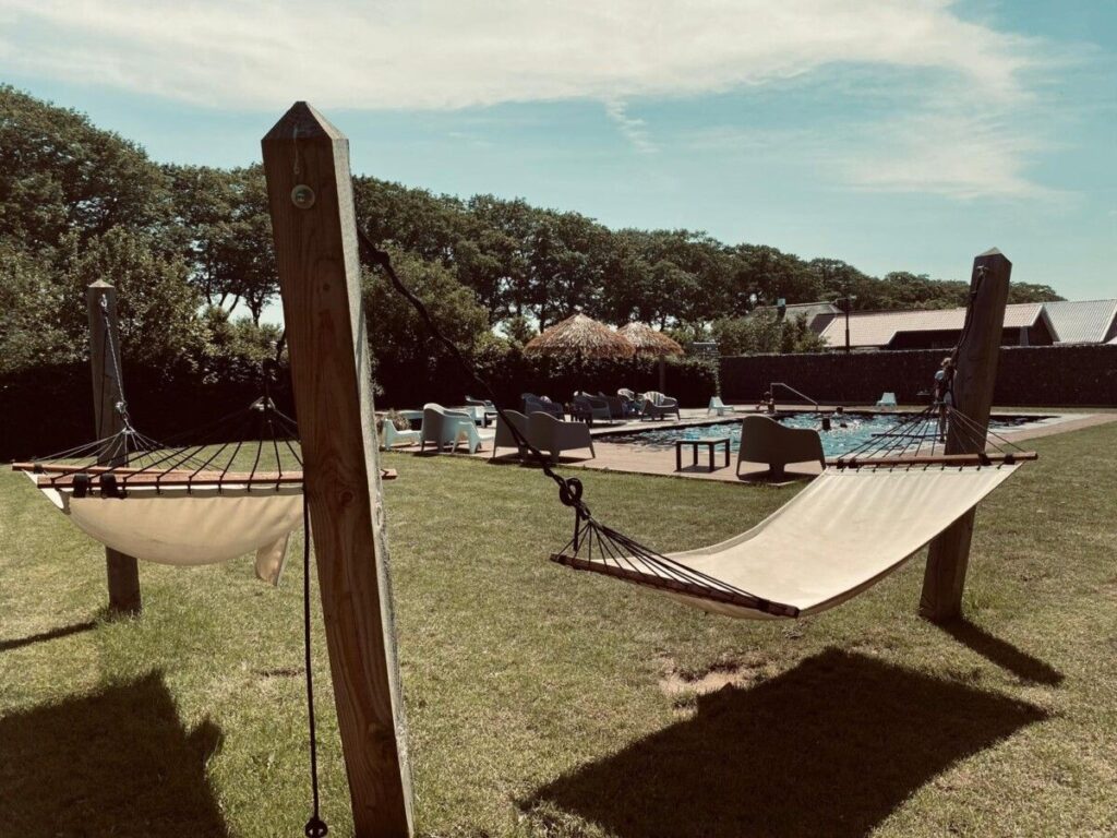 Buitenzwembad met Hangmatten de Helfterkamp