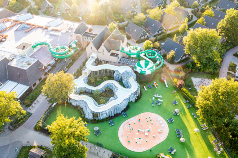 Camping marveld, een dronefoto van boven met de wildwaterbaan en het spraypark